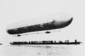 1900. Опытный дирижабль LZ 1 (LZ обозначало «Luftschiff Zeppelin») имел длину 128 м, на нём были установлены два двигателя Даймлер мощностью 14.2 л.с. (10.6 кВ) и балансировался путём перемещения веса между его двумя гондолами.