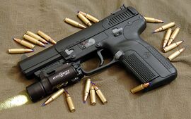 FN Five-seveN USG с тактическим фонарем