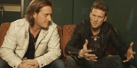 Tyler Hubbard (слева) и Brian Kelley во время интервью Walmart