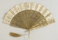 Бумажный веер «плие» — орнамент выложен золотыми пайетками различной формы (Франция, 1865—1870).