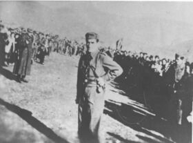 Цветко Узуновский, политрук Главного штаба НОАЮ в Македонии, выступает перед солдатами 2-й македонской ударной бригады (Фуштани, 20 декабря 1943)