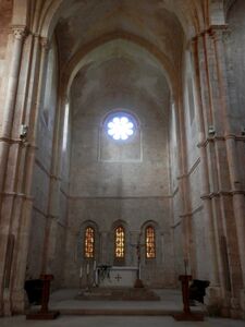 Окна из алебастра в хоре церкви Аббатства Фоссанова (XII век) в Латине, Италия