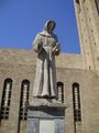 Статуя Франциска Ассизского в средневековом городе
