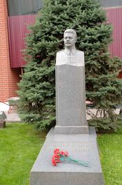 Frunze-grave-kremlin-wall-necropolis-july 2016.jpg