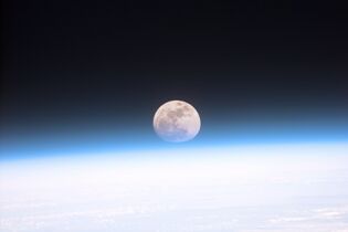 Луна с борта «Спейс шаттла» 21 декабря 1999 года