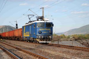 Электровоз румынской компании Servtrans ведёт грузовой поезд из полувагонов