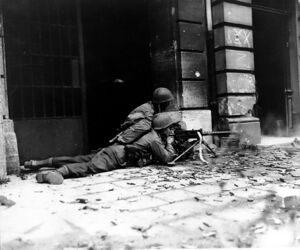 Пулеметчики против немецких защитников на улицах Ахена 15 октября 1944 года