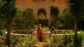 Сцена, давшая название сериалу и эпизоду, снималась в монастырском клуатре в Рабате.