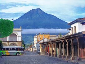 Вид на вулкан из города Антигуа-Гуатемала.