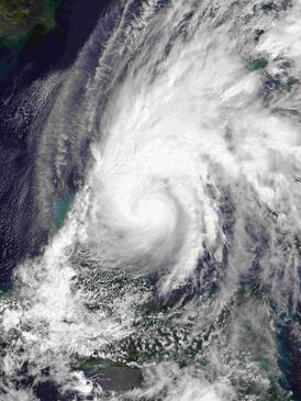 Ураган Гамма достигает берега на полуострове Юкатан с максимальной интенсивностью 3 октября.