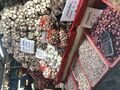 Луковицы чеснока и гвоздики для продажи на рынке Ор Тор Кор в Бангкоке