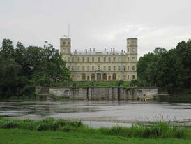Фотография с противоположного берега озера. Создаётся впечатление, что терраса служит основанием дворца.