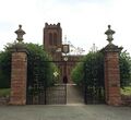 Ворота Церкви Святой Марии, Экклстон, памятник 2-му герцогу Вестминстерскому