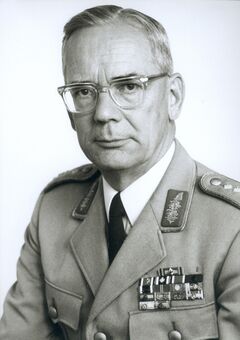 Ульрих де Мезьер в униформе генерала вскоре после назначения на пост генерал-инспектора бундесвера, сентябрь 1966