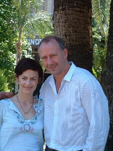 Сара Кларк и её муж, актёр Ксандер Беркли в 2002 году.