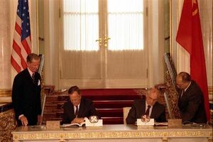 Джордж Буш-старший и Михаил Горбачёв подписывают договор СНВ-I, 31 июля 1991 года.
