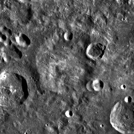 Снимок зонда Lunar Reconnaissance Orbiter. Кратер Герасимович в центре снимка.