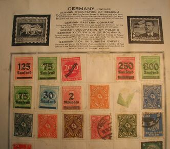 Лист альбома с предусмотренными местами для марок, но без их изображений, и с указанием сведений по каждой стране (на примере марок германской почты за границей)