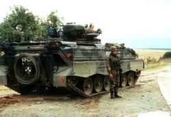 Немецкие солдаты KFOR и боевая машина Marder в южном Косове в 1999 году