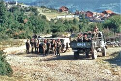 Немецкие солдаты KFOR патрулируют в Южном Косове в 1999 году