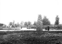 Обелиск и будущий парк в 1930 году. Видны недавно посаженные деревья