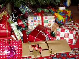 Коробки с подарками под рождественской ёлкой