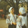Две девушки в народных костюмах, Бельцы, 1980-е годы.