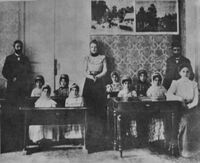 Преподаватели и ученицы Эриванской русско-мусульманской школы для девочек. 1902 год