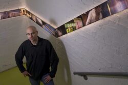 Гленн Векслер со своей работой Transit II в Художественном центре Гайд-парка