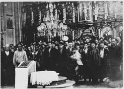 Сербы, собранные в православной церкви города Глина усташами под ложным предлогом крещения в католичество
