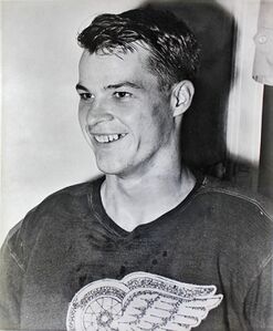 Горди Хоу — первый хоккеист в истории НХЛ, забросивший 800 шайб