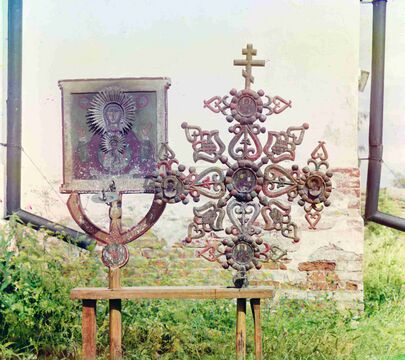 Запрестольный крест и икона в церкви Преображения. Село Пидьма. 1909 г.