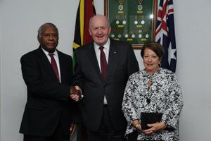 Болдуин Лонсдейл с генерал-губернатором Австралии Питером Косгроувом и его супругой, 1 июля 2015 года.