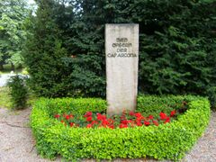 Монумент в память о 91 жертве на кладбище церкви св. Николая в Грёмице.