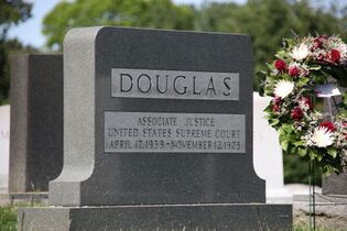 На своём надгробии Дуглас охарактеризован и как судья…