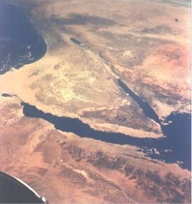 Северная часть Иорданской рифтовой долины. Синайский полуостров находится в центре, Мёртвое море и долина реки Иордан сверху