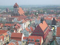 Центр города. Вид на церковь Marienkirche и ратушу (полностью красное здание).