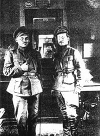 Апрель 1919: начдив Н. А. Григорьев (слева) и командукр В. А. Антонов-Овсеенко
