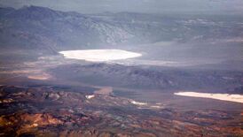 озера Грум-Лейк и Папуз-Лейк (последнее заметно в правом нижнем углу)