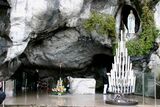 Пещерный санктуарий (святилище) в Лурде, Франция