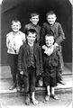 Дети из лондонского района Плейстоу, 1904 год.