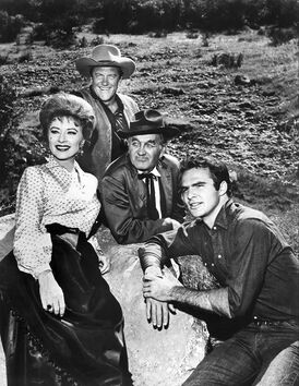 Актёрский состав сериала в 1963 году: Аманда Блейк, Джеймс Арнесс, Милберн Стоун и Берт Рейнольдс.