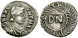 Серебряная монета в 50 денариев короля Гунтамунда. Портрет является символическим изображением по образцу римских монет