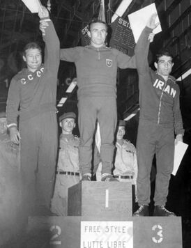 Слева направо: Гурам Сагарадзе, Махмут Аталай (Турция), Хуссейн Тахами  (англ.) (рус. (Иран). Чемпионат мира по борьбе 1966 года, (Толидо).