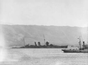 Повреждённый тяжёлый крейсер «Йорк» на мели в бухте Суда, май 1941 г.