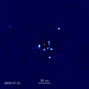 Изображение HR 8799 с планетами HR 8799 e (справа), HR 8799 d (внизу справа), HR 8799 c (справа вверху), HR 8799 b (вверху слева), полученное в обсерватории Кека