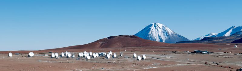33 антенны комплекса ALMA на плато Chajnantor, на высоте 5000 м.[12]