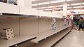 Пустые полки с туалетной бумагой 12 марта 2020 года в Atlantic Superstore в Галифаксе