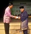 Национальный писатель Малайзии Кемала вручает султану Хаменгкубувоно X книги 14 сентября 2016 г. по случаю международной конференции по литературе Индонезии и Малайзии в Университете Гаджа Мада.