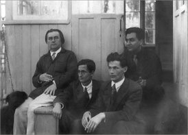 Казимир Малевич, Владимир Тренин, Теодор Гриц, Николай Харджиев (слева направо). Немчиновка, 1933